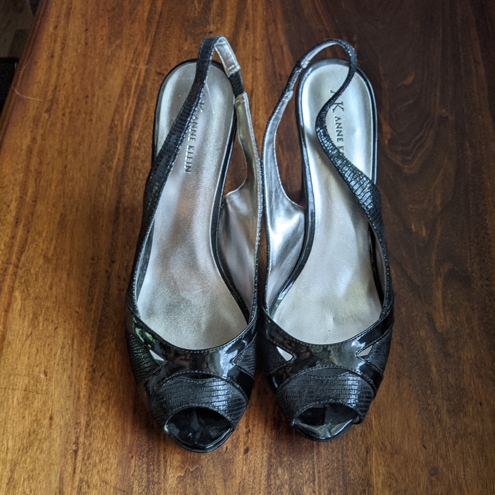 Peep toe black heel